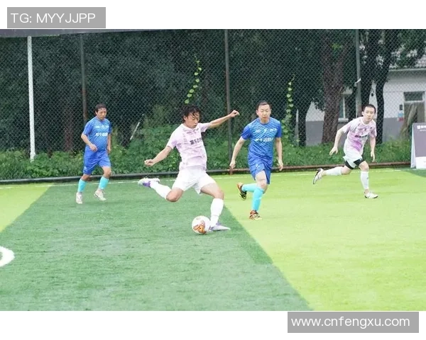 足球巨星外出活动揭秘：从训练场到生活点滴，见证球员场外风采与日常生活